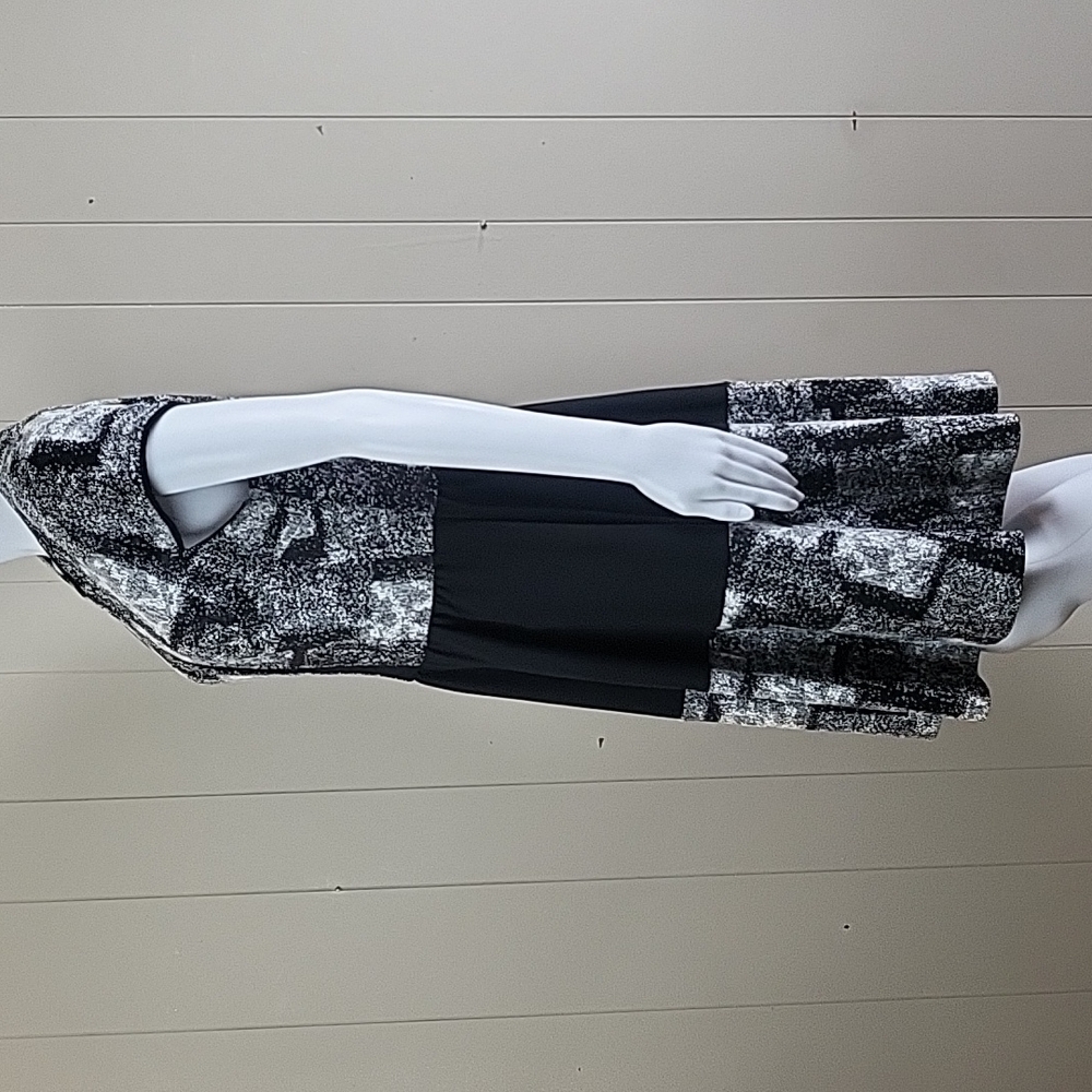 Betsey Johnson Black White Abstract Textured Short Sleeve Fit & Flare Dress - Picture 6 of 16